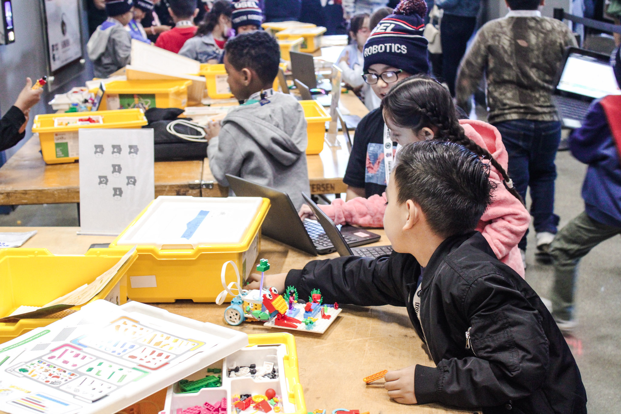 Kids building robots